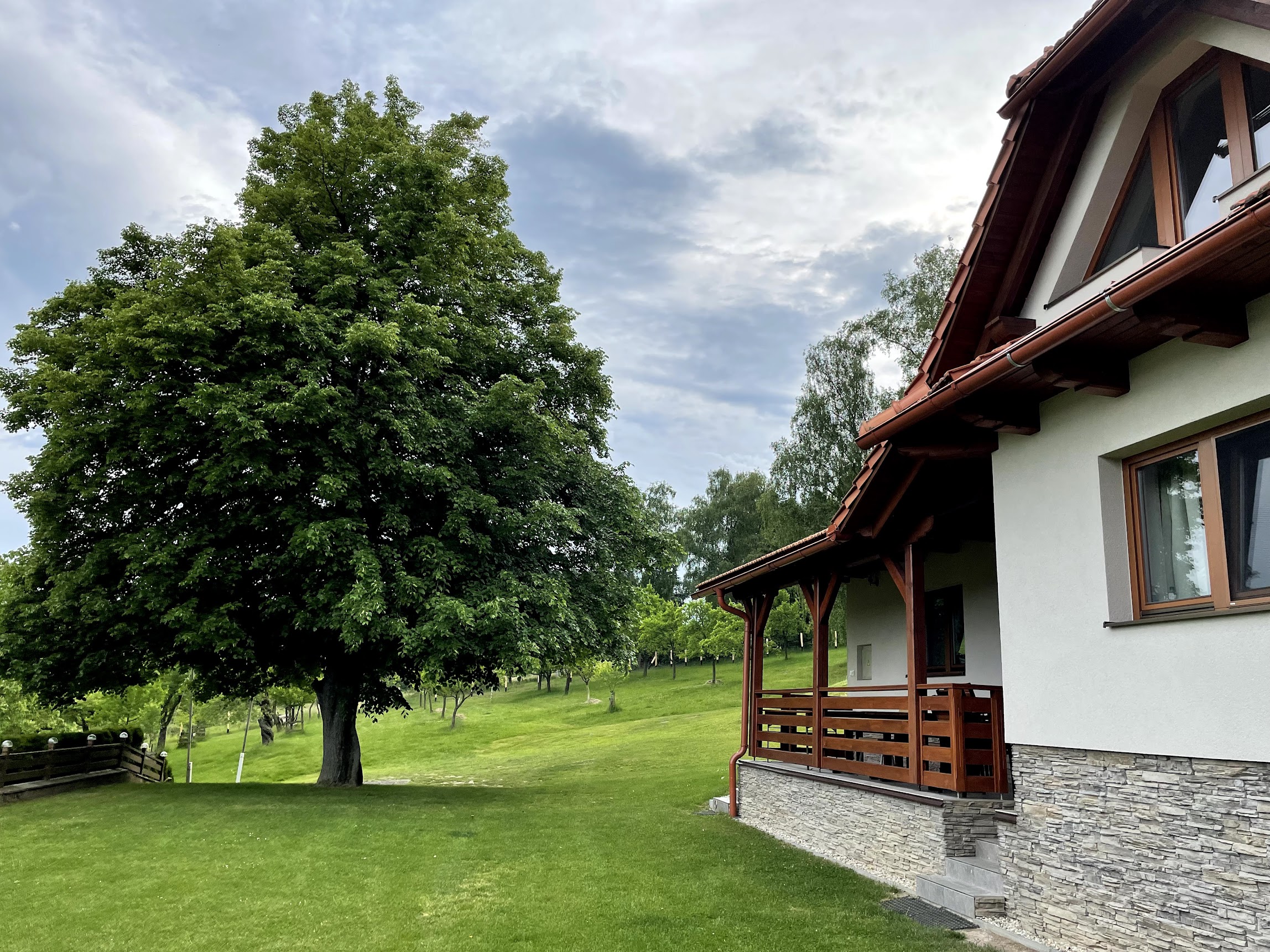 Pohled na chalupu z dálky