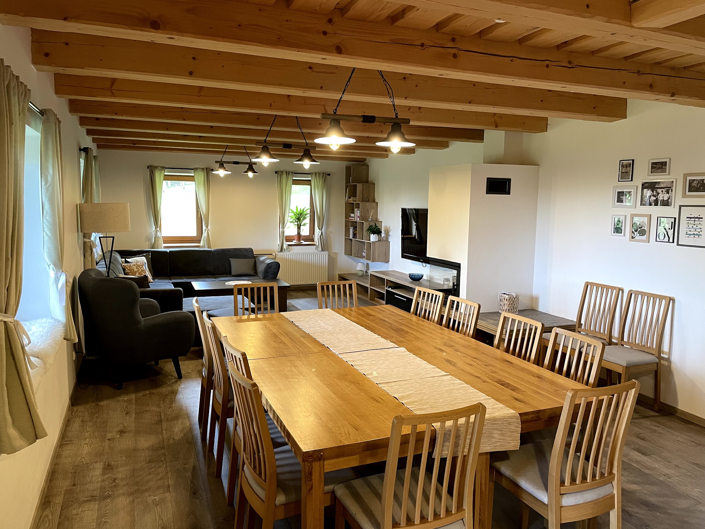 Interiér chalupy s krbem